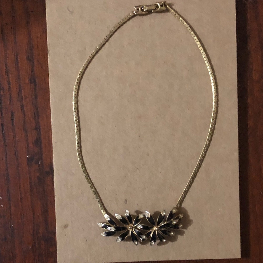 Elegant Gold Floral Necklace